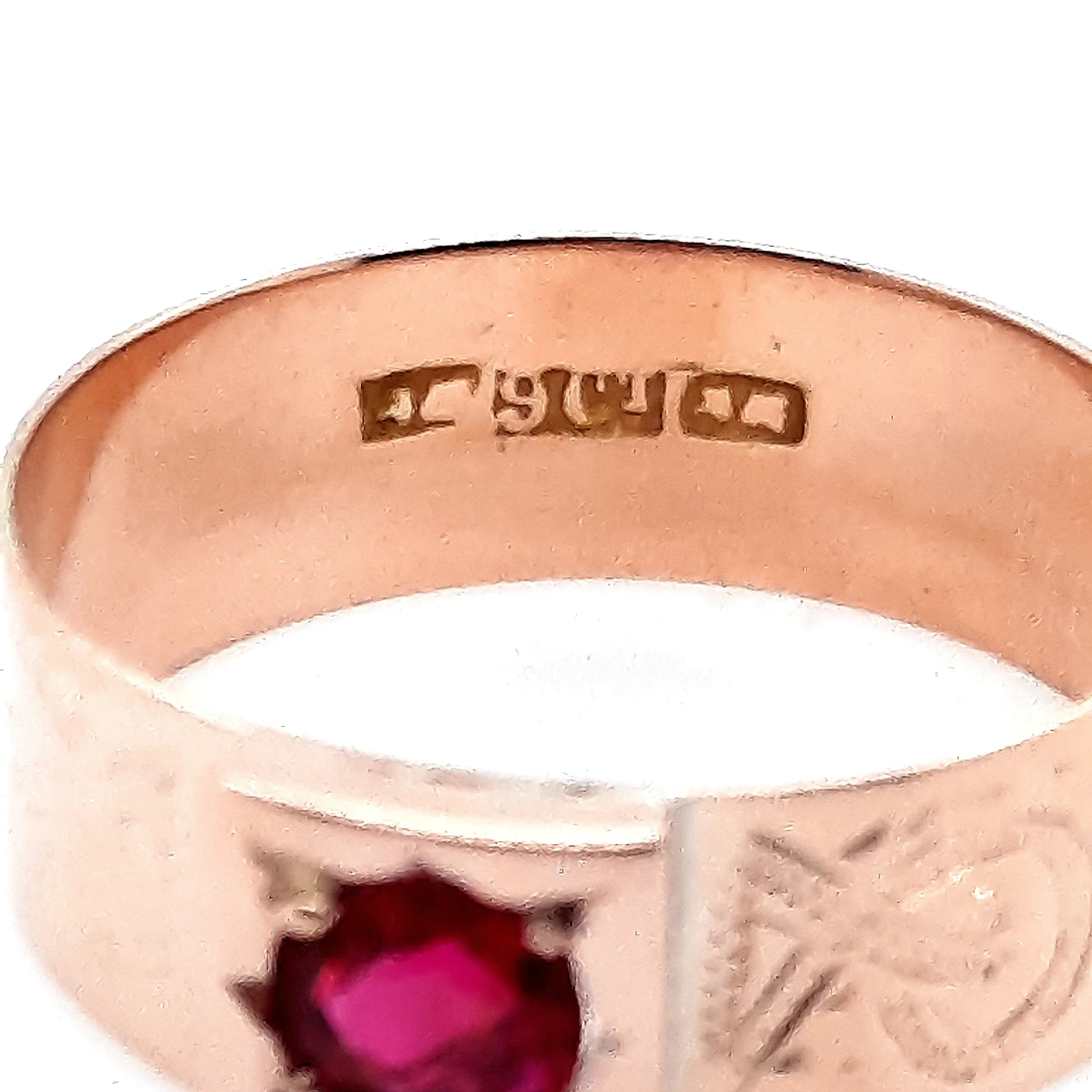 9ct Yellow Gold Garnet Ring with Hand Engraved Shoulders