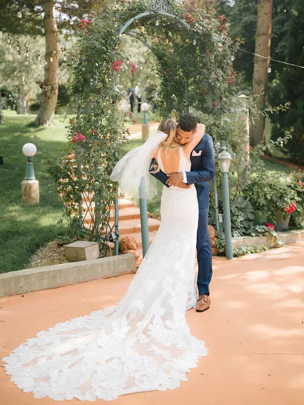Charming V-Neck Lace Appliuqed Wedding Dresses Backless Bridal Gowns Beautiful