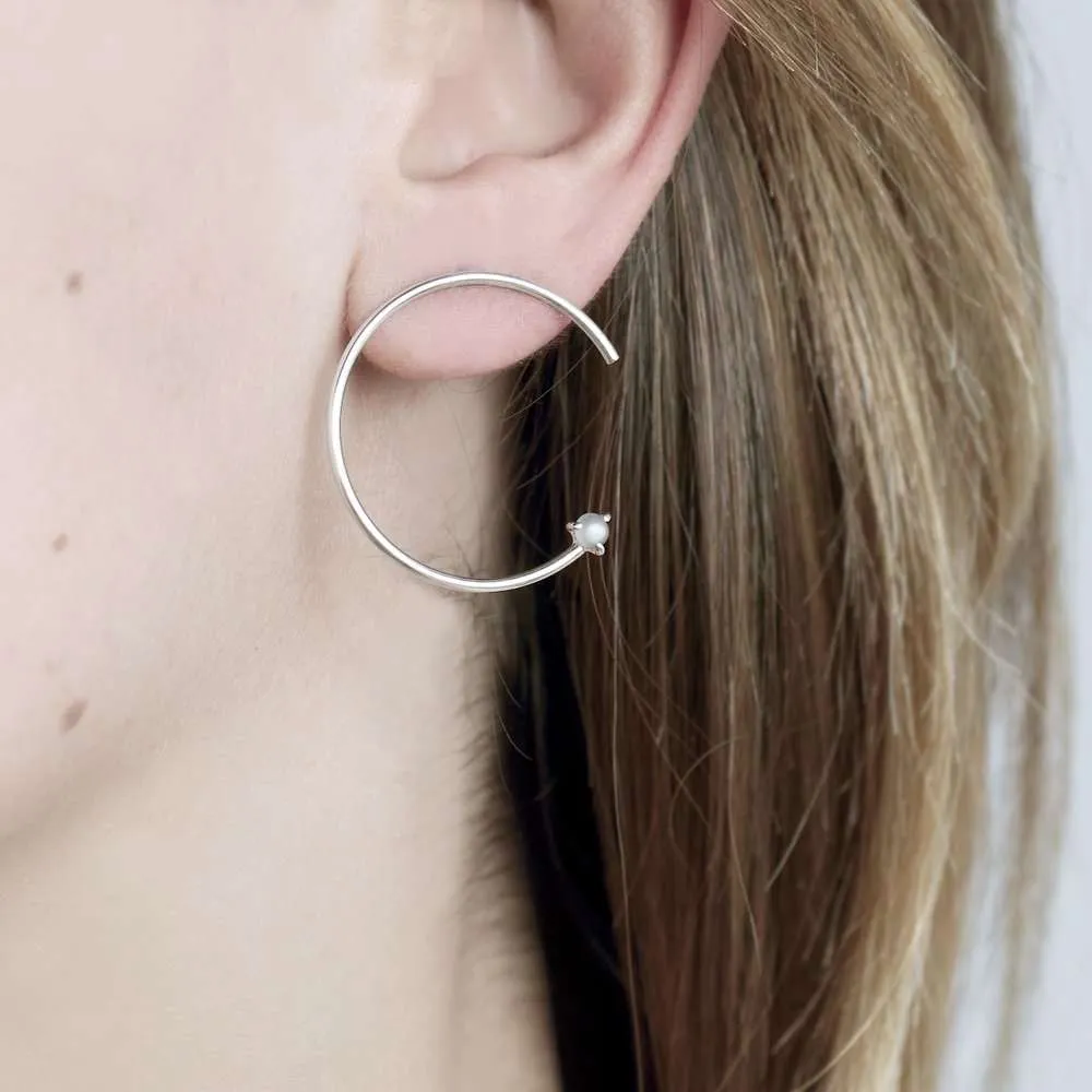 CIRCLE MOONSTONE SILVER EARRING