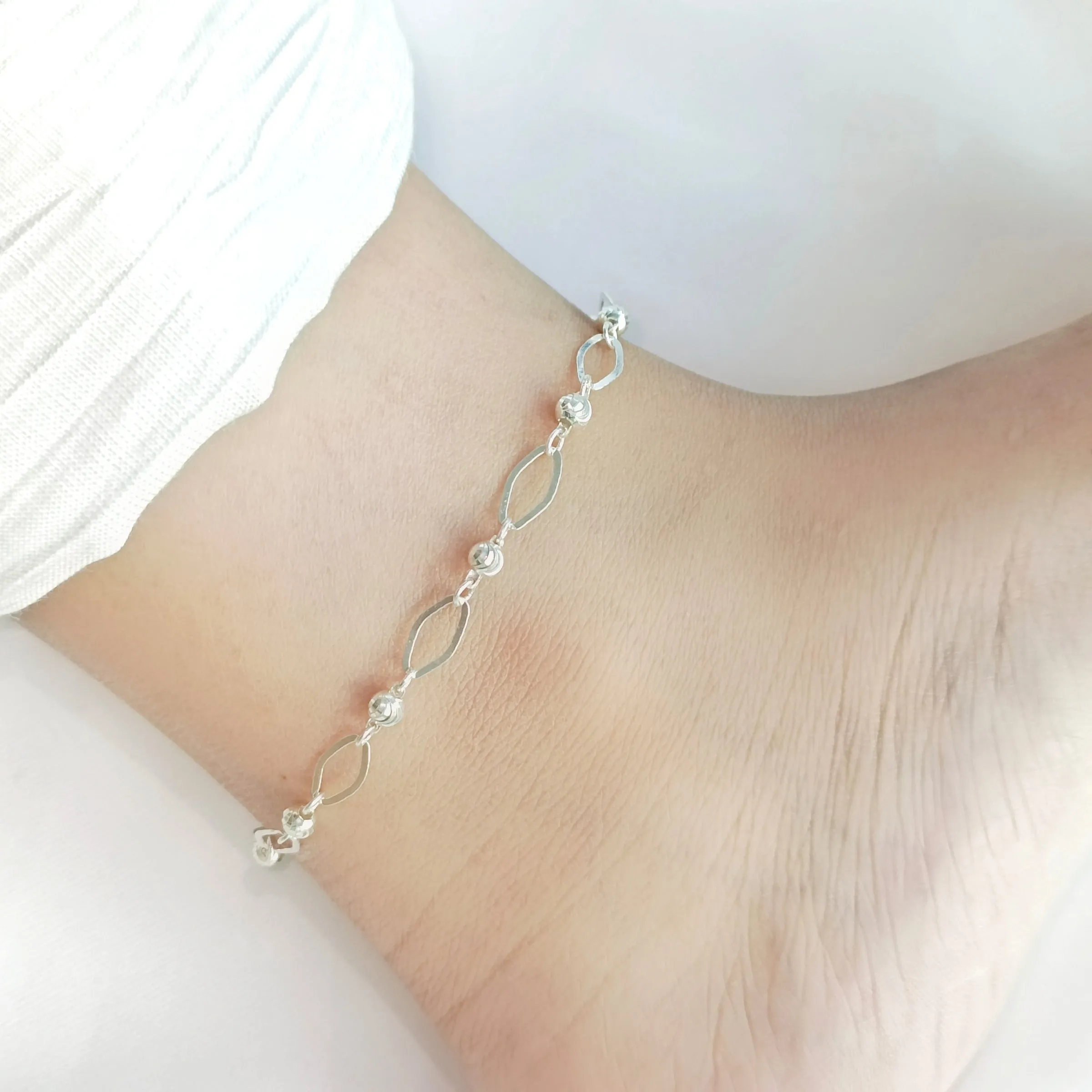 Dainty Diagonal Anklet